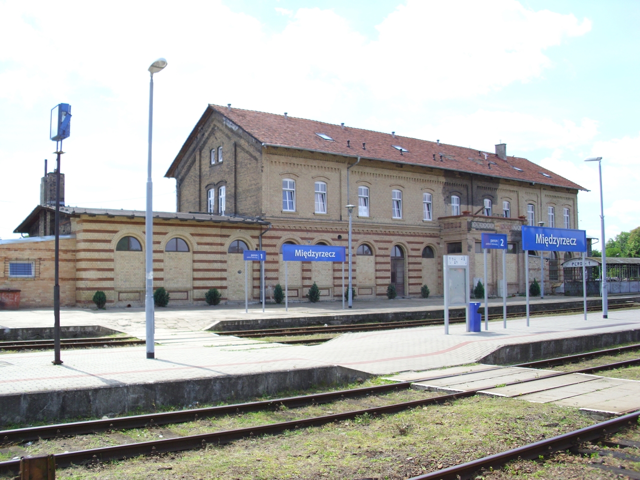 Stacja Midzyrzecz - widok budynku dworca i peronw
