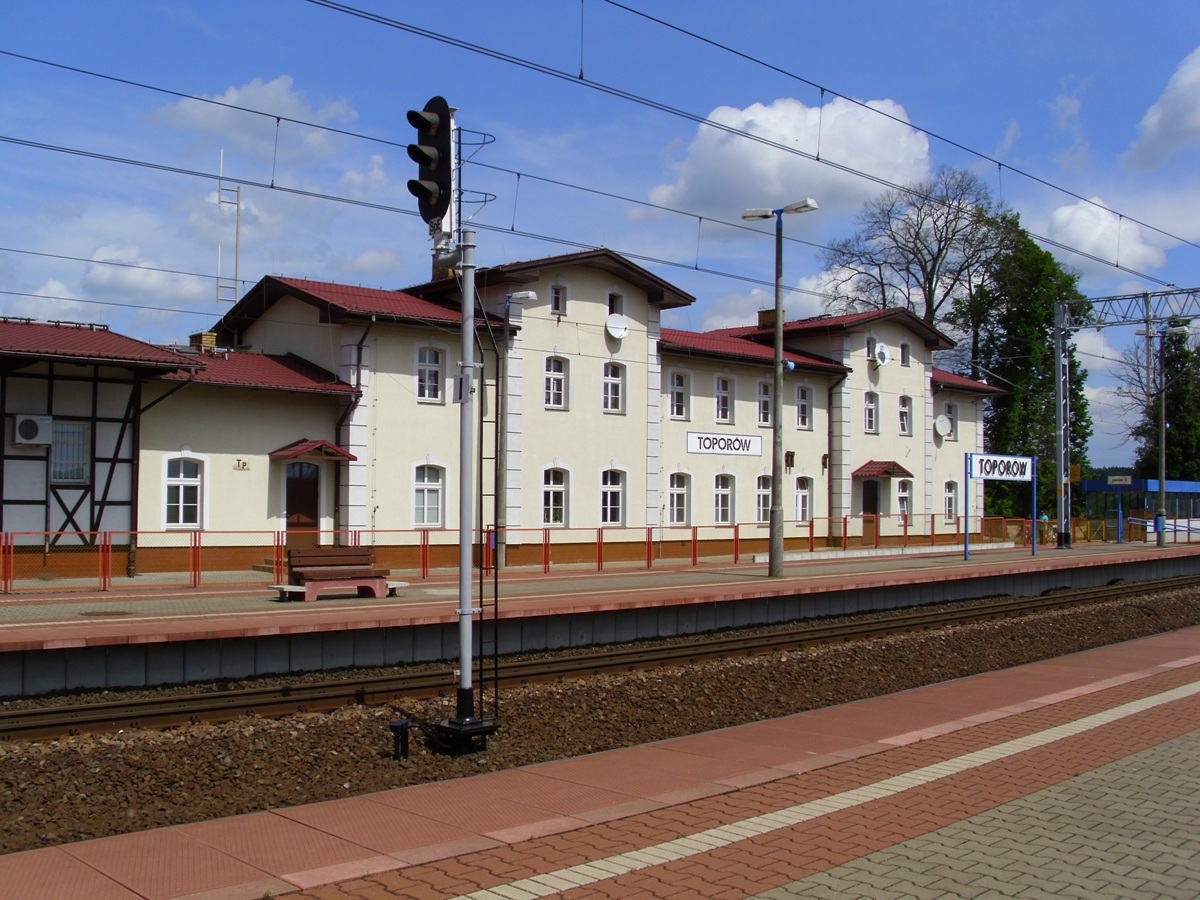 Stacja Toporw  widok budynku stacji i peronw